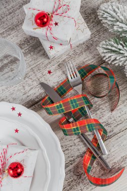 Beyaz ahşap masa üzerinde Noel ve yeni yıl süslemeleri ile kış yer ayarı. Noel yemeği için festival tablo ayarı. Üstten görünüm