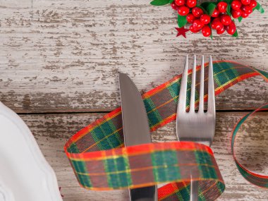 Beyaz ahşap masa üzerinde Noel ve yeni yıl süslemeleri ile kış yer ayarı. Noel yemeği için festival tablo ayarı. 