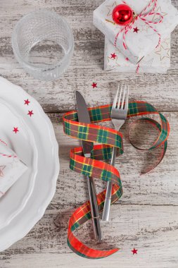 Beyaz ahşap masa üzerinde Noel ve yeni yıl süslemeleri ile kış yer ayarı. Noel yemeği için festival tablo ayarı. Düz yatıyordu