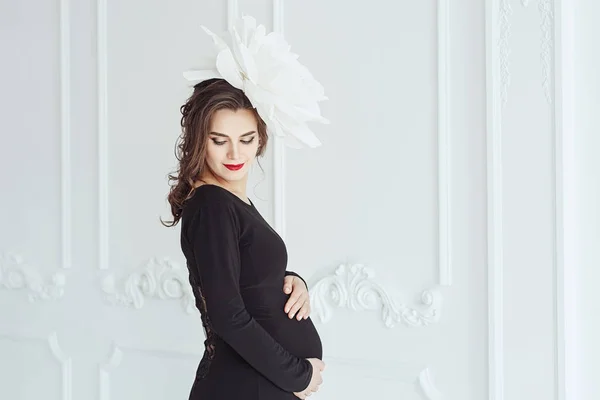 Retrato Una Joven Embarazada Con Una Gran Flor Blanca Interior —  Fotos de Stock