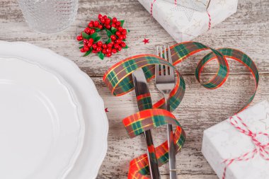 Beyaz ahşap masa üzerinde Noel ve yeni yıl süslemeleri ile kış yer ayarı. Noel yemeği için festival tablo ayarı.