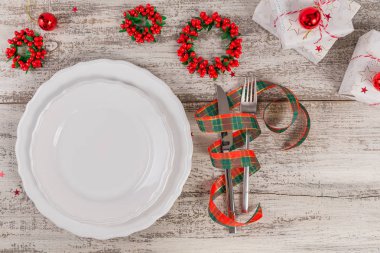 Beyaz ahşap masa üzerinde Noel ve yeni yıl süslemeleri ile kış yer ayarı. Noel yemeği için festival tablo ayarı. Üstten görünüm, boş alan