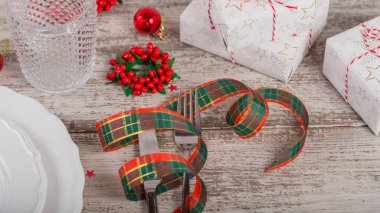 Beyaz ahşap masa üzerinde Noel ve yeni yıl süslemeleri ile kış yer ayarı. Noel yemeği için festival tablo ayarı.