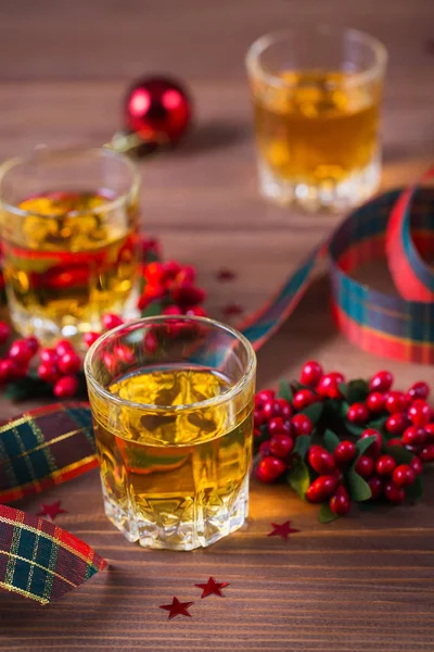 Whisky Konjak Eller Sprit Skott Och Julpynt Trä Bakgrund Säsongsbetonade — Stockfoto