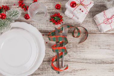 Beyaz ahşap masa üzerinde Noel ve yeni yıl süslemeleri ile kış yer ayarı. Noel yemeği için festival tablo ayarı. Düz metin için kopya yer ile göklere