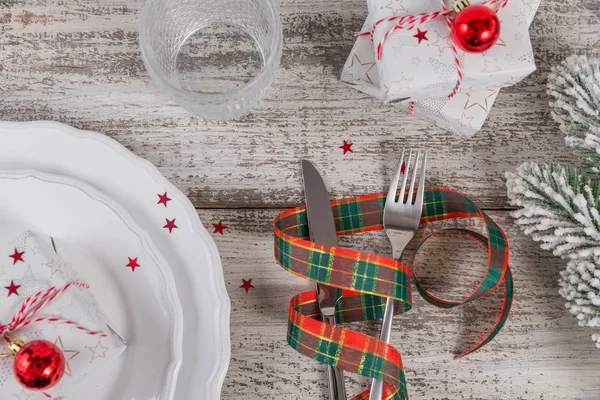Beyaz ahşap masa üzerinde Noel ve yeni yıl süslemeleri ile kış yer ayarı. Noel yemeği için festival tablo ayarı.
