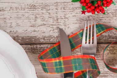 Beyaz ahşap masa üzerinde Noel ve yeni yıl süslemeleri ile kış yer ayarı. Noel yemeği için festival tablo ayarı.