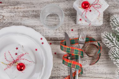 Beyaz ahşap masa üzerinde Noel ve yeni yıl süslemeleri ile kış yer ayarı. Noel yemeği için festival tablo ayarı. Düz yatıyordu