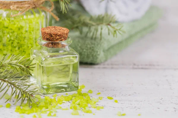 Natuurlijke Cosmetische Olie Zeezout Met Naaldbossen Extract Witte Rustieke Houten — Stockfoto