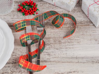 Beyaz ahşap masa üzerinde Noel ve yeni yıl süslemeleri ile kış yer ayarı. Noel yemeği için festival tablo ayarı. Tepegöz, kopya alanı