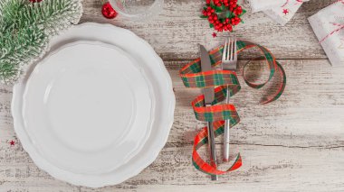 Beyaz ahşap masa üzerinde Noel ve yeni yıl süslemeleri ile kış yer ayarı. Noel yemeği için festival tablo ayarı. Metin kopyalama yeri olan üstten görünüm