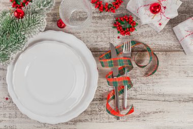 Beyaz ahşap masa üzerinde Noel ve yeni yıl süslemeleri ile kış yer ayarı. Noel yemeği için festival tablo ayarı. Düz yatıyordu
