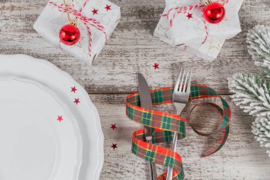 Beyaz ahşap masa üzerinde Noel ve yeni yıl süslemeleri ile kış yer ayarı. Noel yemeği için festival tablo ayarı. Düz yatıyordu