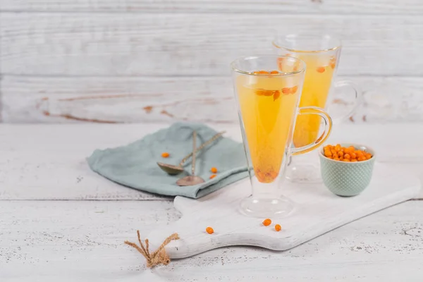 Zwei Hohe Gläser Mit Buntem Heißem Sanddorntee Mit Frischen Sanddornbeeren — Stockfoto