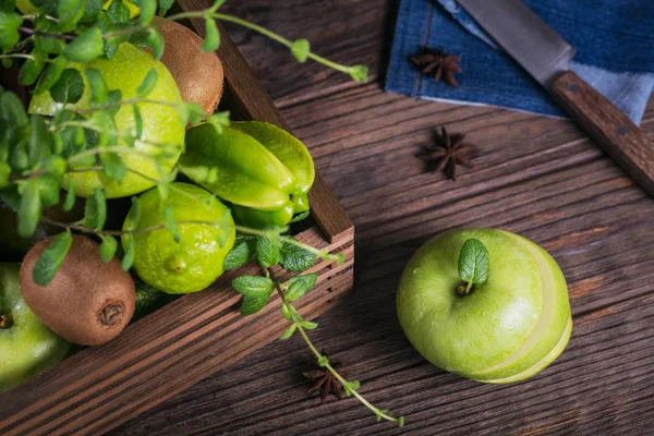 Konzept Der Gesunden Ernährung Scheiben Geschnittener Grüner Apfel Auf Schneidebrett — Stockfoto