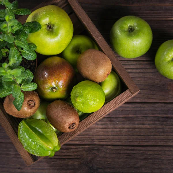 Concepto Comida Saludable Frutas Verdes Frescas Caja Sobre Fondo Madera — Foto de Stock