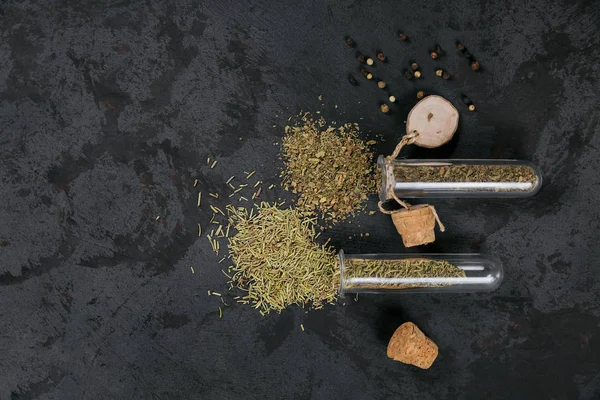 Surtido Especias Hierbas Sobre Fondo Negro Oscuro Condimentos Para Comida — Foto de Stock