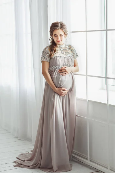 Retrato Una Hermosa Mujer Embarazada Elegante Con Vestido Gris Posando —  Fotos de Stock