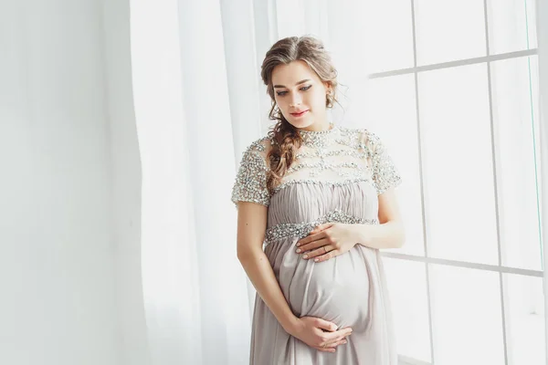 Retrato Una Hermosa Mujer Embarazada Elegante Con Vestido Gris Posando —  Fotos de Stock