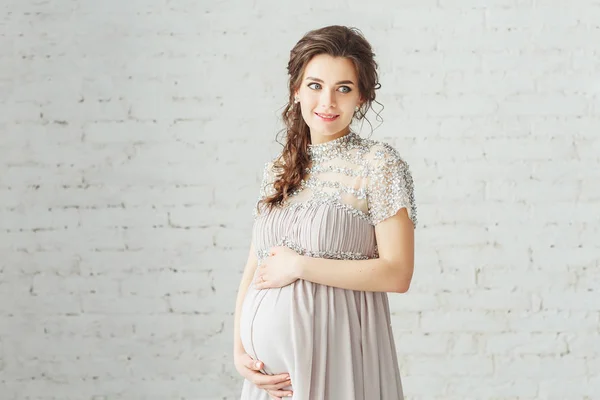 Retrato Una Hermosa Mujer Embarazada Elegante Con Vestido Gris Posando —  Fotos de Stock