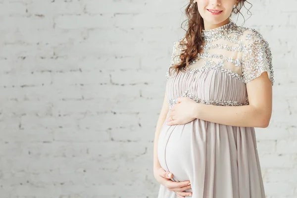 Retrato Una Mujer Embarazada Irreconocible Elegante Con Vestido Gris Posando —  Fotos de Stock