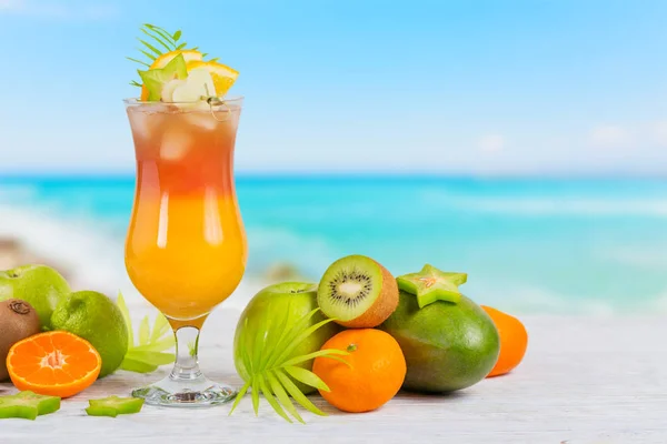 Cocktail Verão Com Várias Frutas Tropicais Redor Maçã Kiwi Tangerina — Fotografia de Stock