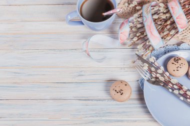 Paskalya sofra kahve, acıbadem kurabiyesi kurabiye, söğüt dalları ve çatal bıçak takımı ile. Bahar tatil kavramı