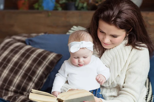 Madre Hija Están Jugando Leyendo Libro Mintiendo Relajándose Cama Concepto — Foto de Stock