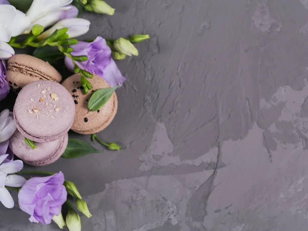 Haufen Süßer Französischer Macarons Gemischt Mit Blumen Auf Grauem Betongrund — Stockfoto