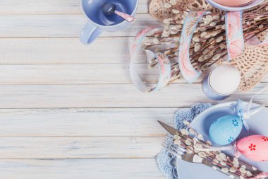 Paskalya sofra söğüt dalları ve çatal bıçak takımı. Bahar tatil kavramı