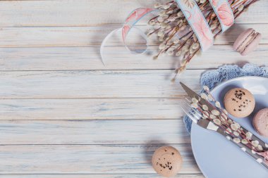 Paskalya sofra kahve, acıbadem kurabiyesi kurabiye, söğüt dalları ve çatal bıçak takımı ile. Bahar tatil kavramı