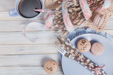 Paskalya sofra söğüt dalları ve çatal bıçak takımı. Bahar tatil kavramı