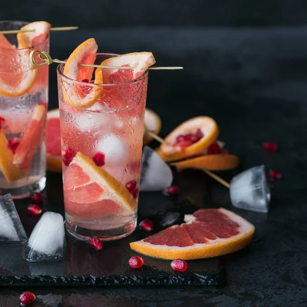 Grapefruit Gránátalma Koktél Vagy Mocktail Frissítő Nyári Ital Tört Jeget — Stock Fotó