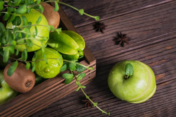 Концепція Здорової Їжі Нарізане Зелене Яблуко Дошці Свіжі Зелені Фрукти — стокове фото