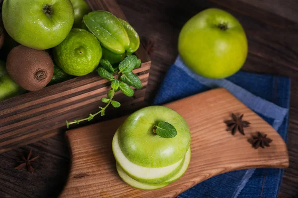 Concepto Comida Saludable Manzana Verde Rodajas Tabla Cortar Las Frutas — Foto de Stock