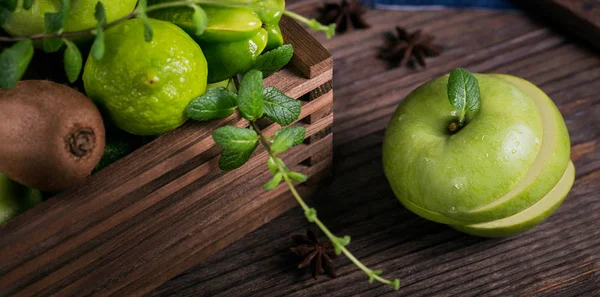 Концепція Здорової Їжі Нарізане Зелене Яблуко Обробній Дошці Свіжі Біологічні — стокове фото