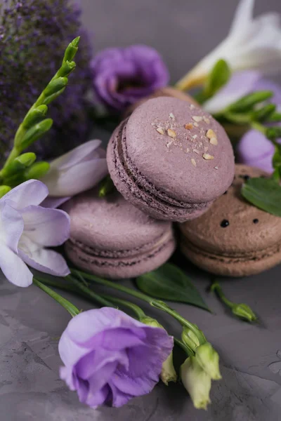 在灰色的混凝土背景上混合着花的甜法国马卡龙的堆 柔和的马卡龙饼干 烘焙和烹饪理念 — 图库照片