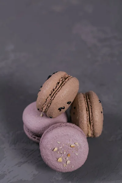 Montón Macarrones Franceses Dulces Sobre Fondo Hormigón Gris Galletas Macarrones — Foto de Stock