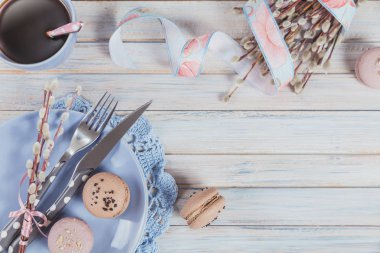 Paskalya sofra kahve, acıbadem kurabiyesi kurabiye, söğüt dalları ve çatal bıçak takımı ile. Bahar tatil kavramı