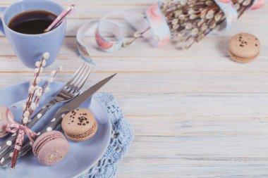 Paskalya sofra kahve, acıbadem kurabiyesi kurabiye, söğüt dalları ve çatal bıçak takımı ile. Bahar tatil kavramı