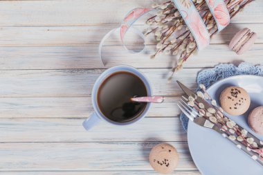Paskalya sofra söğüt dalları, macaroons ve çatal bıçak takımı. Bahar tatil kavramı