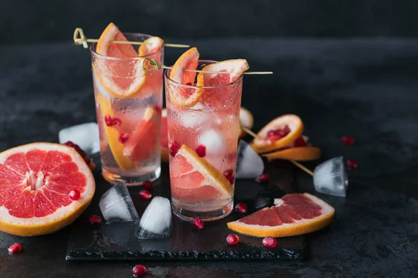 Cóctel Cóctel Pomelo Granada Refrescante Bebida Verano Con Hielo Picado —  Fotos de Stock