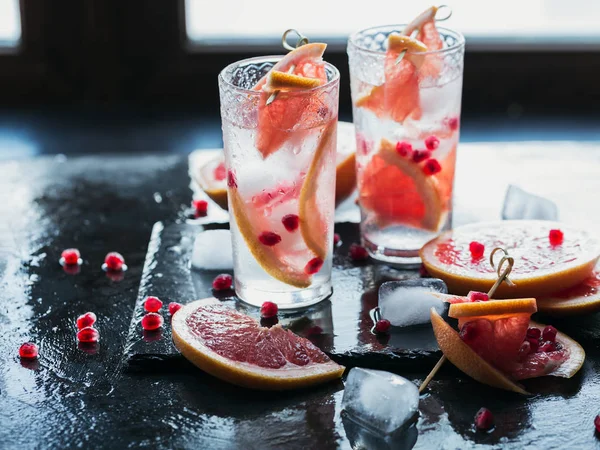 Cóctel Cóctel Pomelo Granada Refrescante Bebida Verano Con Hielo Picado —  Fotos de Stock