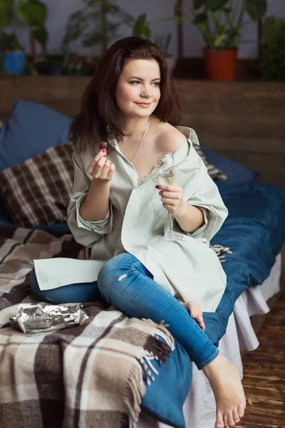 Ελκυστική Ευτυχισμένη Νεαρή Γυναίκα Στο Ανδρικό Πουκάμισο Πίνοντας Σαμπάνια Τρώει — Φωτογραφία Αρχείου