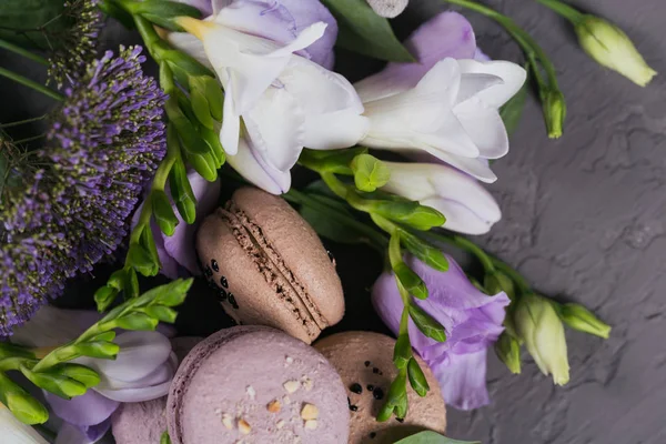 Haufen Süßer Französischer Macarons Gemischt Mit Blumen Auf Grauem Betongrund — Stockfoto