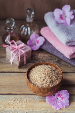 Deniz tuzu, doğal el yapımı Sabun, doğal kozmetik yağı ve renkli havlu ile açelya çiçek rustik ahşap zemin üzerinde. Sağlıklı cilt, yüz ve vücut bakımı. Spa ve saunada kavramı