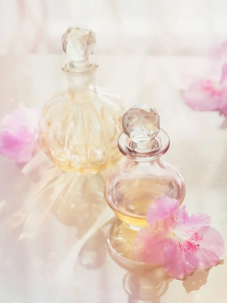 Spa Stilleven Met Parfumerende Aromatische Oliën Flessen Omringd Door Bloemen — Stockfoto