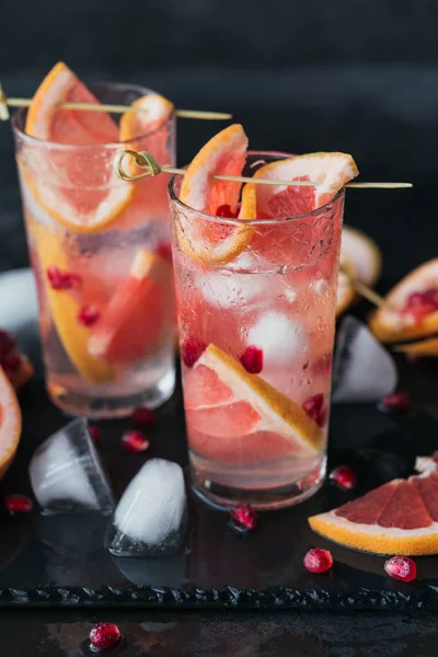 Grapefruit Und Granatapfelcocktail Oder Mocktail Erfrischendes Sommergetränk Mit Crushed Ice — Stockfoto