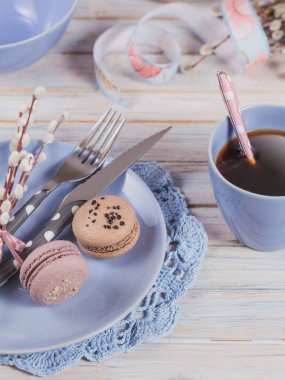 Paskalya sofra söğüt dalları ve çatal bıçak takımı. Bahar tatil kavramı