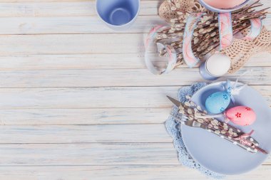 Paskalya sofra söğüt dalları ve çatal bıçak takımı. Bahar tatil kavramı